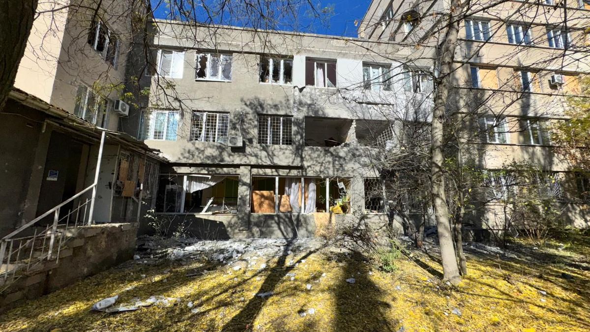 Ruské ostřelování dětské nemocnice v Chersonu zranilo devět lidí, uvedly úřady